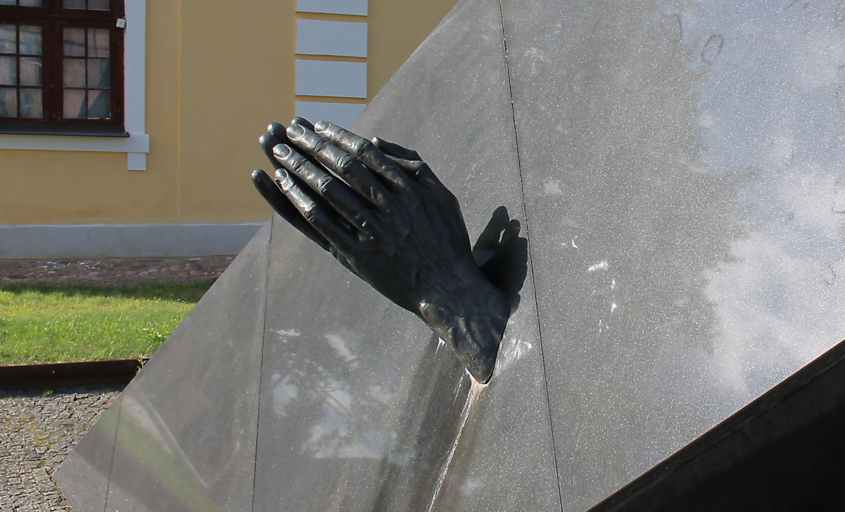 памятник погибшим на пароме эстония в выру