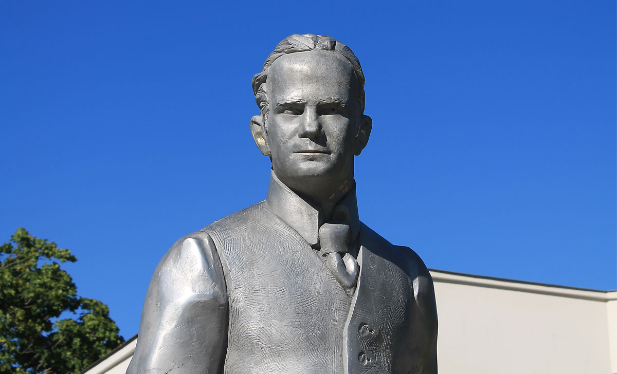 памятник олеву сийнмаа