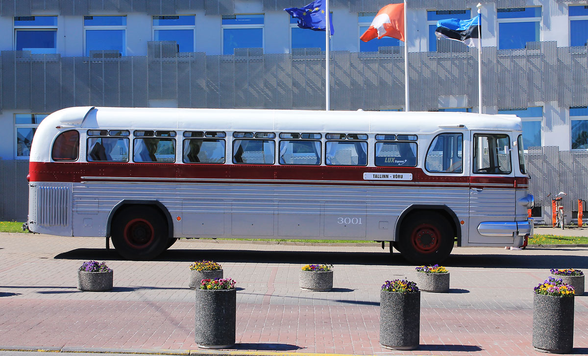ретро-автобус на автовокзале Таллина