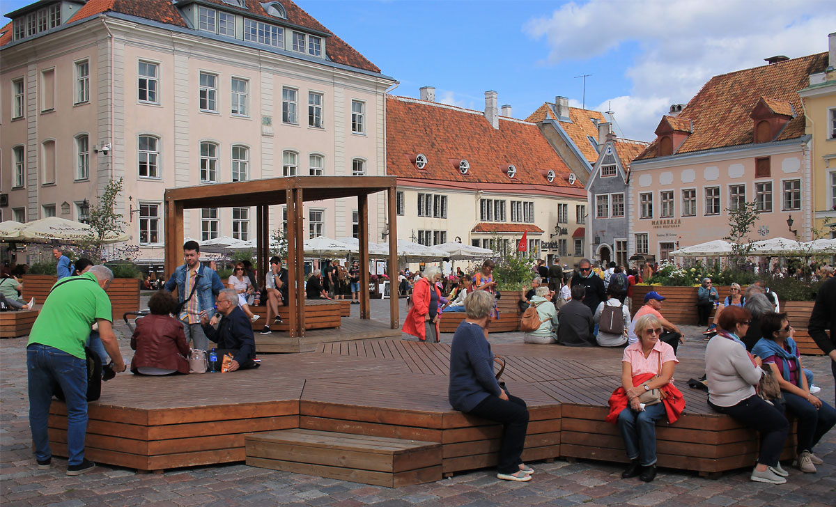 turistid tallinna vanalinnas